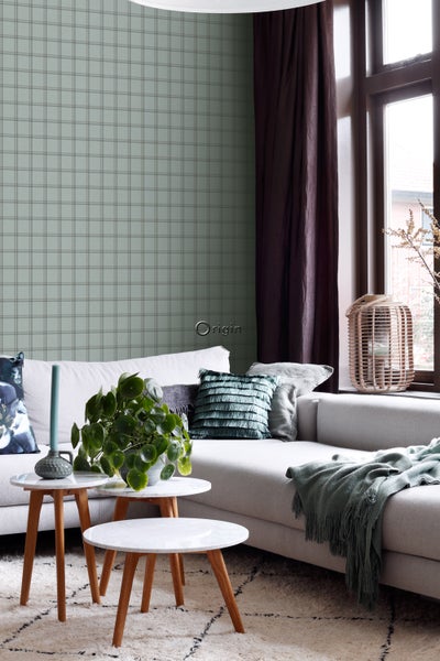 Wohnzimmer mit Sofa, Couchtisch und karierter Tapete