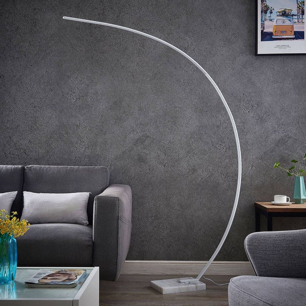 Moderne weiße Bogenlampe mit quadratischem Marmorfuß im Wohnzimmer mit grauem Sofa und strukturierter Wand.