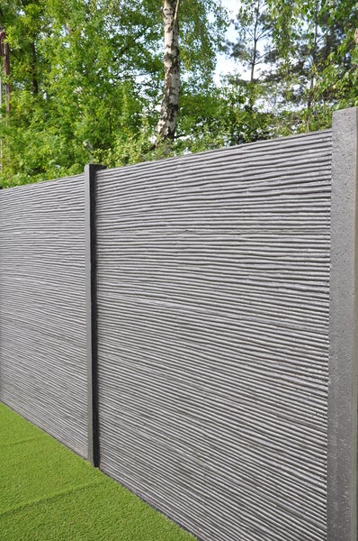Nahaufnahme einer grauen Sichtschutzwand mit horizontaler Rillenstruktur