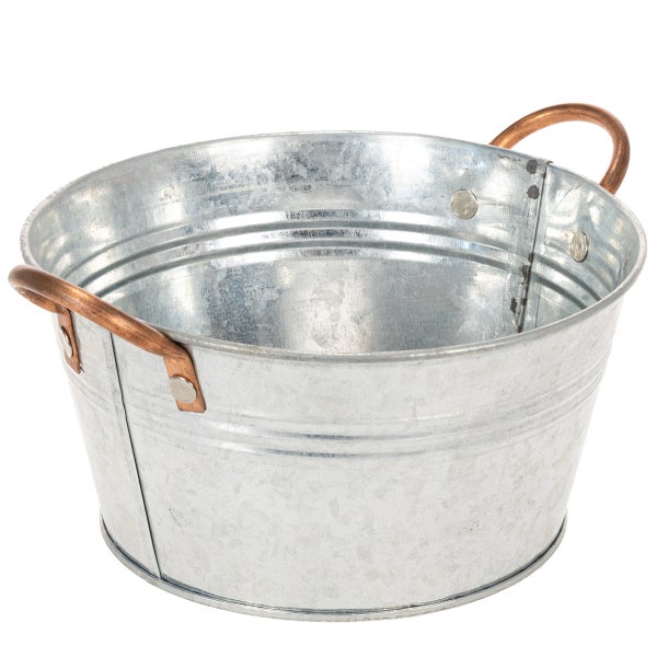 Verzinkte runde Wanne mit zwei kupferfarbenen Griffen.