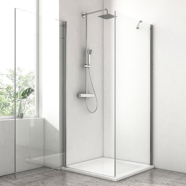 Modern begehbare Dusche mit klaren Glaswänden, verchromtem Duschsystem inklusive Regendusche und Handbrause sowie weißer Duschwanne.