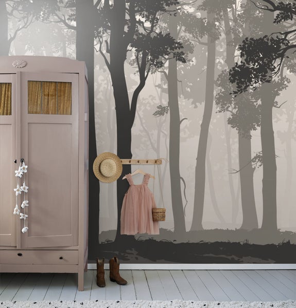 Mädchenzimmer mit Waldtapete, Kleiderschrank, Kleid, Hut und Stiefeln
