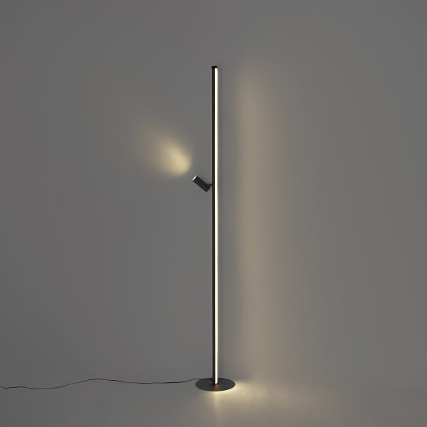 Moderne LED-Stehleuchte aus Metall mit vertikalem Lichtstab, rundem Standfuß und verstellbarem Spotstrahler.
