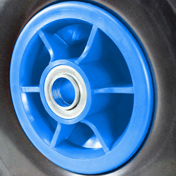 Rad mit blauer Felge und Metalllager