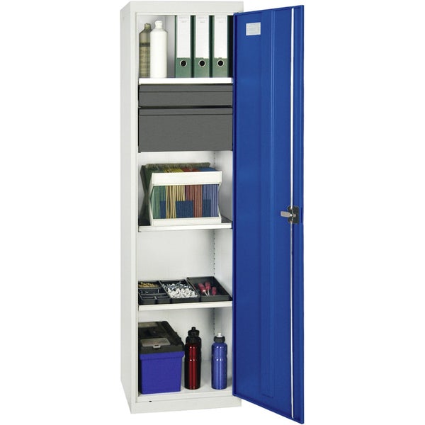 Hoher Metallschrank in Grau mit blauer Tür, inklusive Fachböden mit Ordnern, Hängemappen und Kleinteilemagazinen.