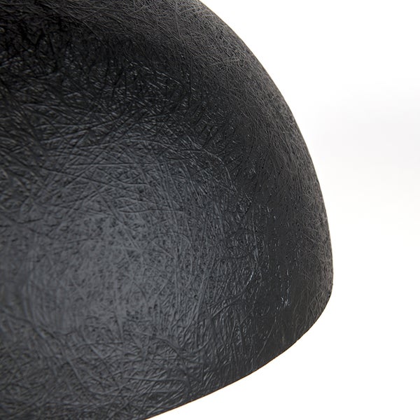 Detailaufnahme einer schwarzen Sitzschale aus Kunststoff