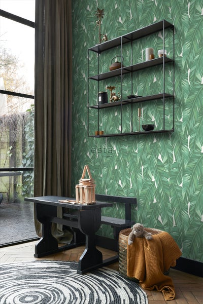 Wohnzimmer mit Blattmuster-Tapete, schwarzem Regal und Holztisch