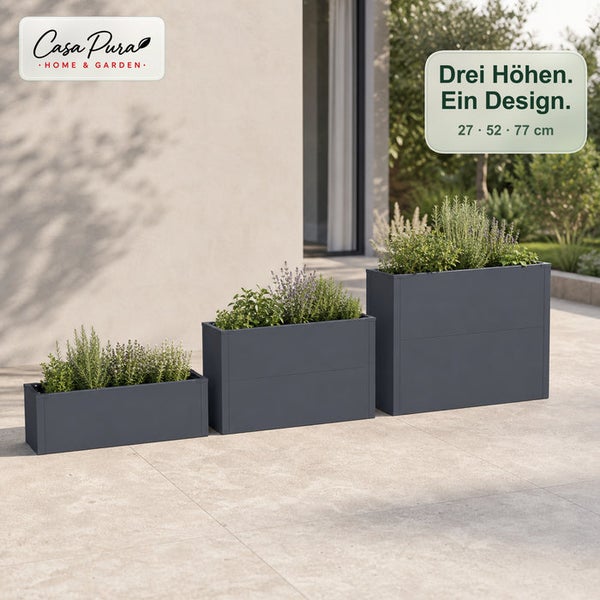 Drei anthrazitfarbene, rechteckige Pflanzkübel in verschiedenen Höhen (27, 52 und 77 cm) nebeneinander auf einer Terrasse platziert.