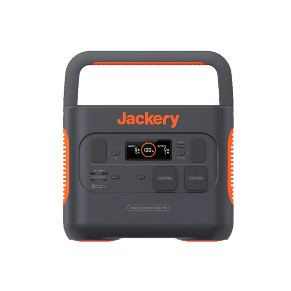 Jackery Powerstation beim Camping, betreibt einen Elektrogrill während sie über Solarpanels geladen wird.