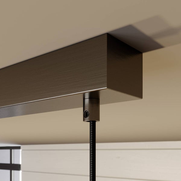 Eckiger Deckenbaldachin aus gebürstetem Metall mit einem schwarzen Textilkabel für Pendelleuchten.