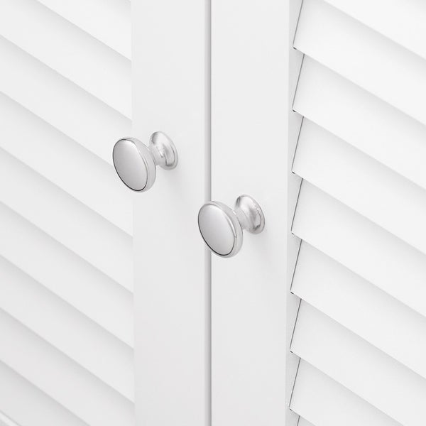 Detailansicht eines weißen Schranks mit Lamellentüren und runden Griffen
