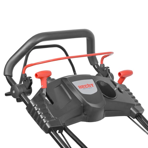 Hecht Schneefräse Bedienpanel mit zwei roten Schalthebeln, Getränkehalter und schwarzem gepolstertem Bügelgriff.
