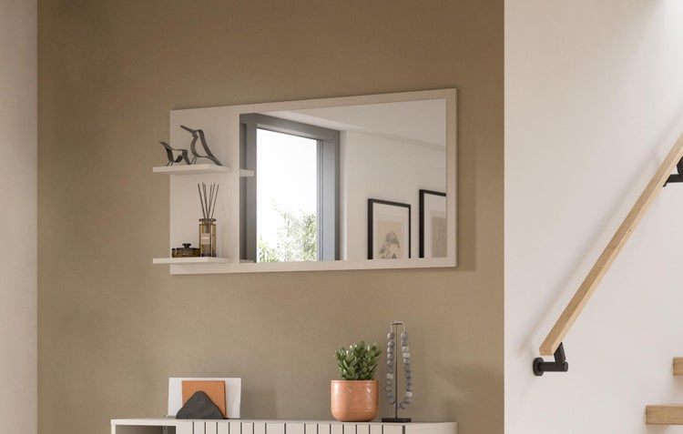 Wandspiegel mit integriertem Ablageboard in einem modernen Flur mit dekorativen Elementen