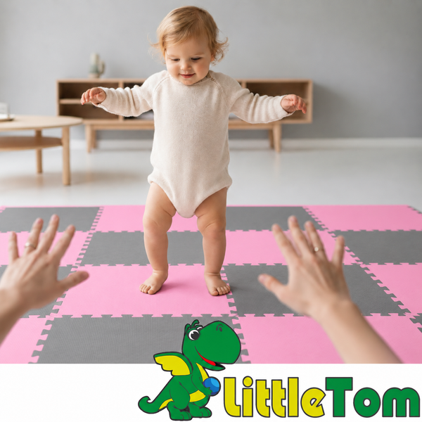 Ein Kleinkind steht auf einer quadratischen Puzzlematte aus Schaumstoff mit ineinandergreifenden Kanten in einem modernen Kinderzimmer.