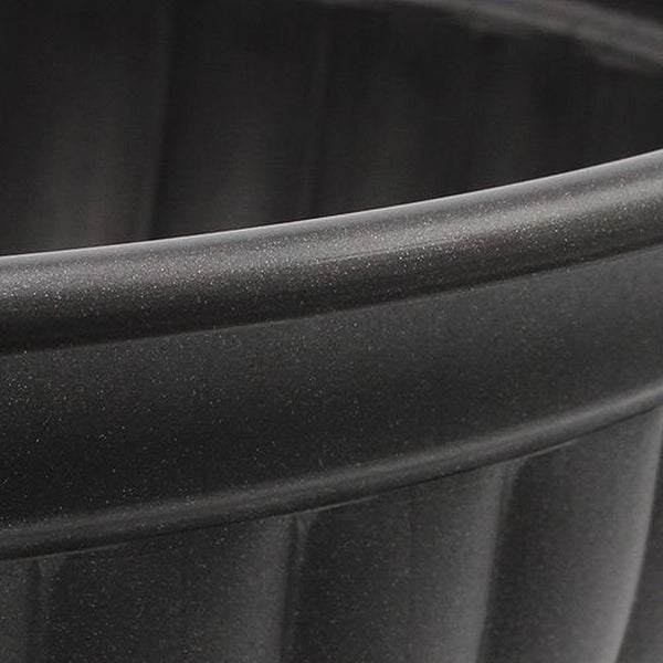 Detailansicht eines Pflanzkübels aus Kunststoff mit strukturierter Oberfläche und geriffeltem Design.