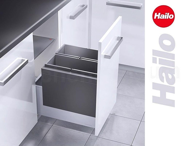 Hailo Einbau Abfalleimer mit zwei Fächern in einem weißen Küchenunterschrank mit silbernen Griffen und Hailo Logo.