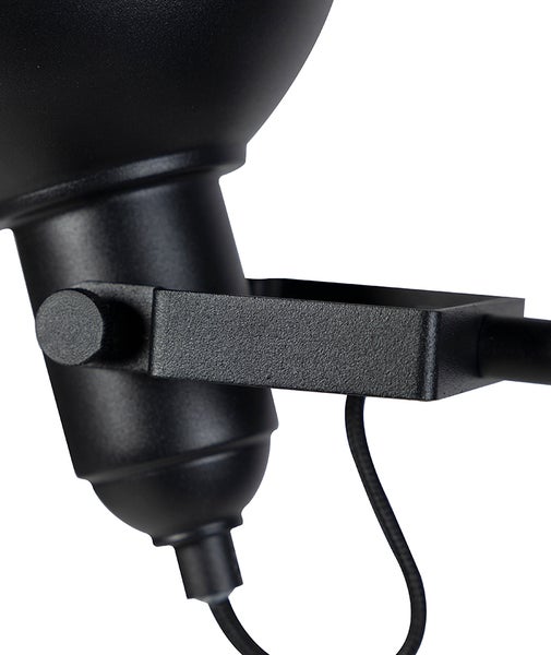 Detailaufnahme einer schwarzen Leuchte mit Kabel