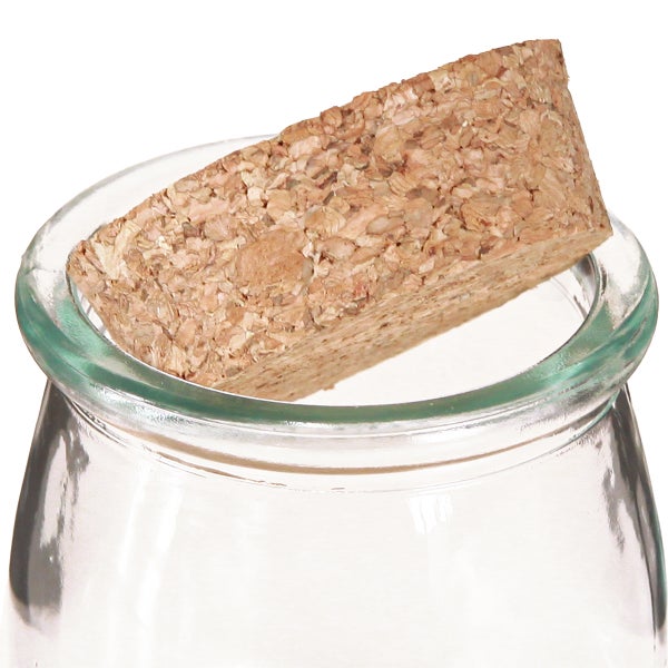 Transparentes Glasgefäß mit einem konischen Korkstopfen auf dem Rand.