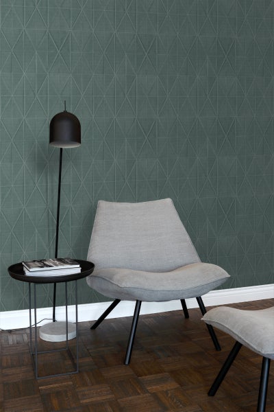 Raumgestaltung mit grafischer Tapete, Sessel und Stehlampe