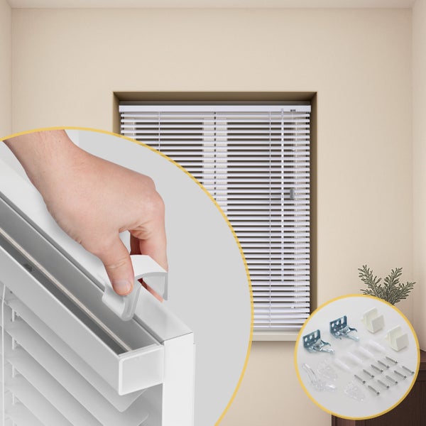 Weiße Jalousie an einem Fenster montiert mit Detailansicht der Clipmontage und Zubehör wie Halterungen, Schrauben und Dübeln.