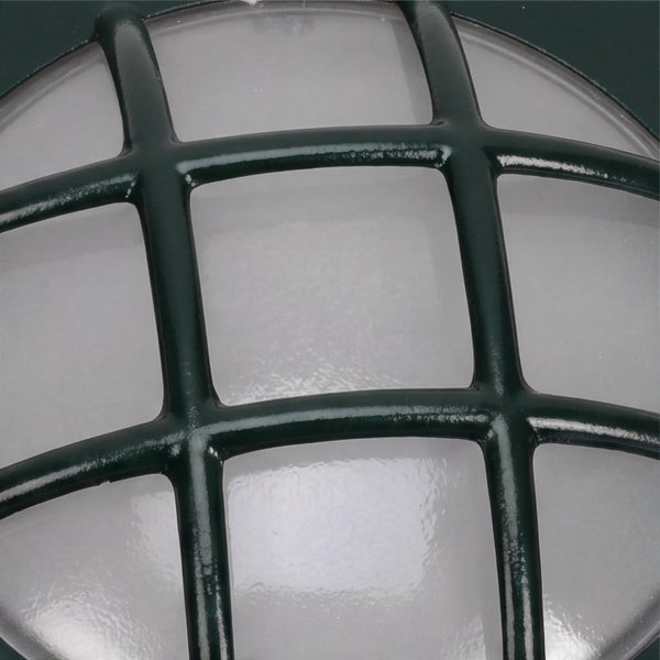 Nahaufnahme einer runden Außenleuchte mit Metallgitter und weißem Glasdiffusor.