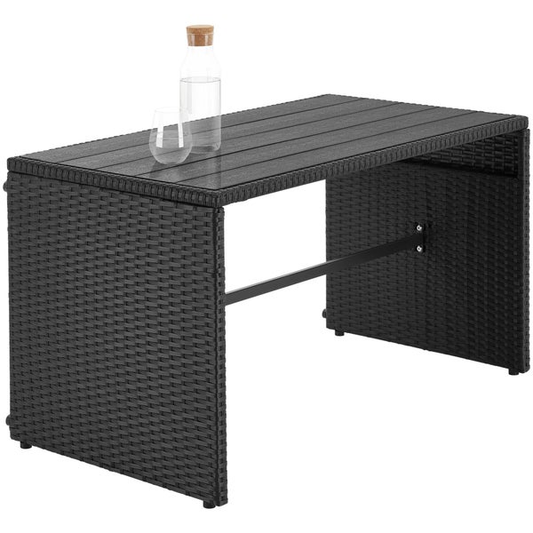 Rechteckiger Gartentisch aus dunklem Polyrattan-Geflecht mit einer Tischplatte in Lattenoptik.