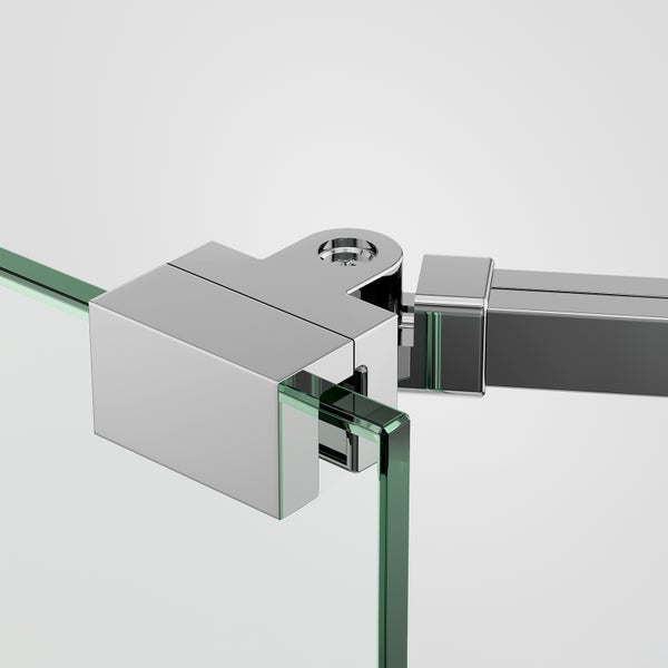 Glashalterung aus verchromtem Metall zur Verbindung von Glasscheibe und Stabilisationsstange für Duschkabinen.
