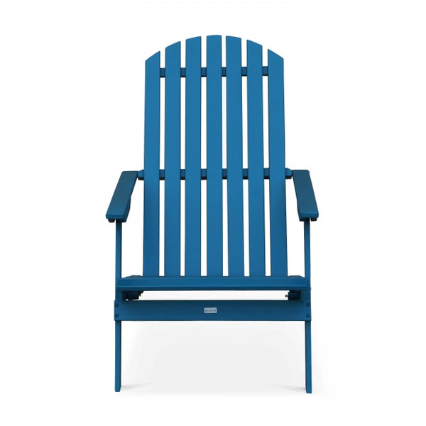 Blauer Adirondack Gartenstuhl aus Holzlatten mit Armlehnen.