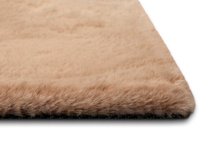 Beiger Kunstfell-Teppich mit weicher Oberfläche und Detailansicht der Kante.