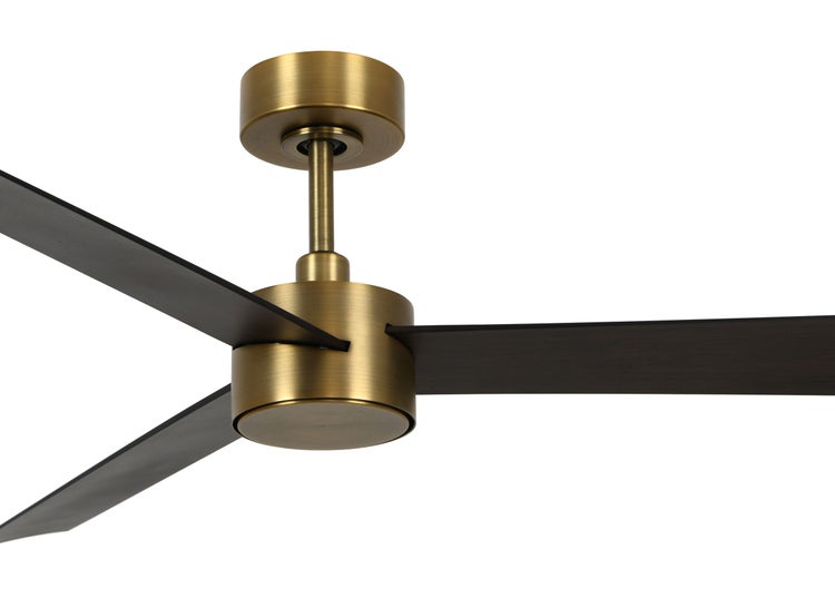 Deckenventilator mit drei Flügeln und Metallgehäuse in gebürsteter Optik.
