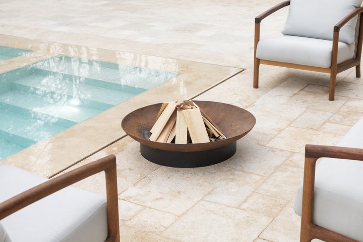 The Favilla SILIA Feuerkorb aus Cortenstahl mit schwarzem Sockel – Design-Feuerstelle 81×81×20 cm – moderne Feuerschale für Garten, Terrasse & Balkon – Outdoor Feuerbecken