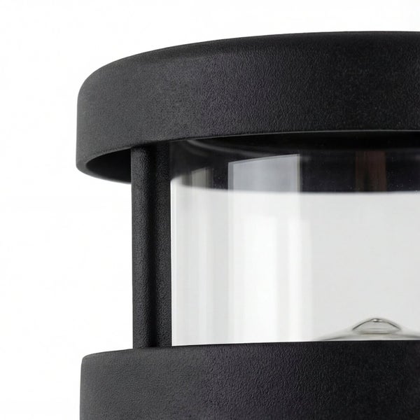 Detailaufnahme einer schwarzen Wegeleuchte mit klarem Glas