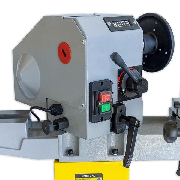 Detailaufnahme einer Drehbank mit Bedienelementen und digitaler Anzeige