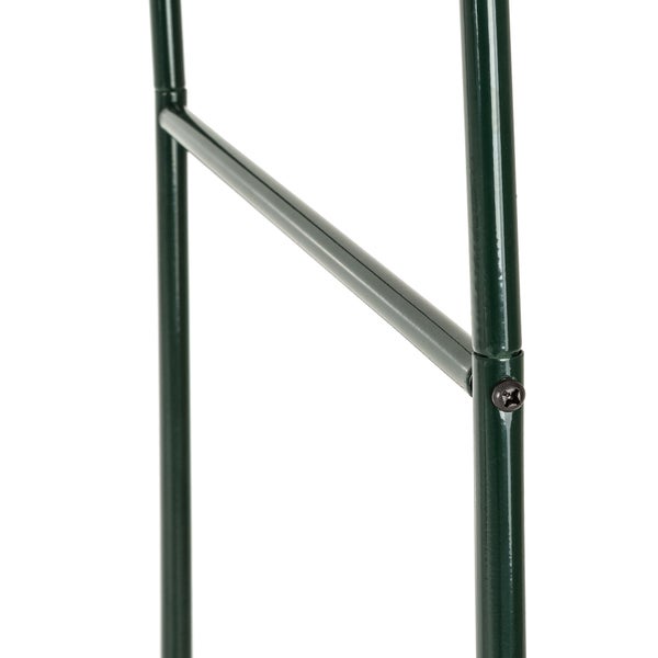 Nahaufnahme der Rohrverbindung einer grünen Rankhilfe aus Metall mit einer Kreuzschlitzschraube.