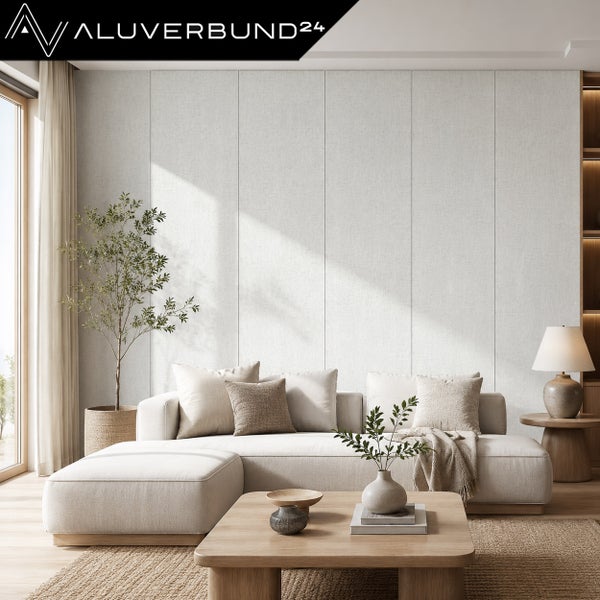 Modernes Wohnzimmer mit Wandpaneelen, Sofa und Couchtisch in heller Gestaltung mit natürlichem Licht und dekorativen Pflanzen.