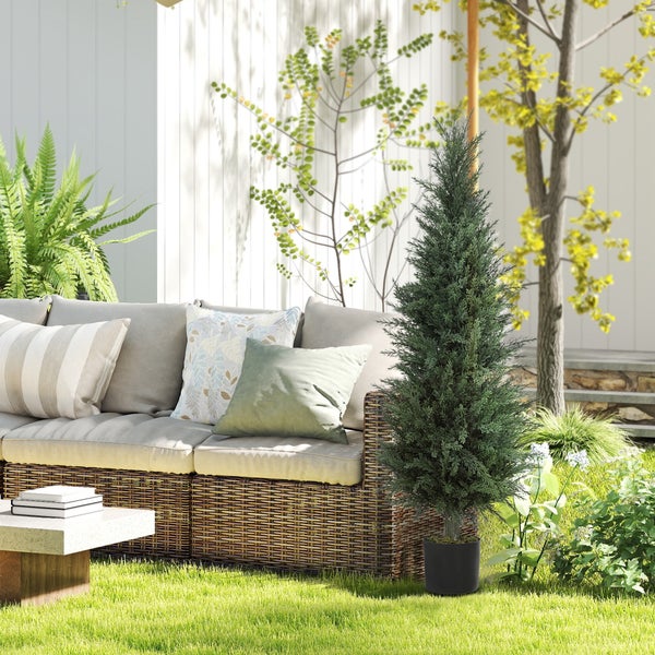 Schiebetür mit Stahlrahmen und Milchglas in einem hellen Wohnraum.