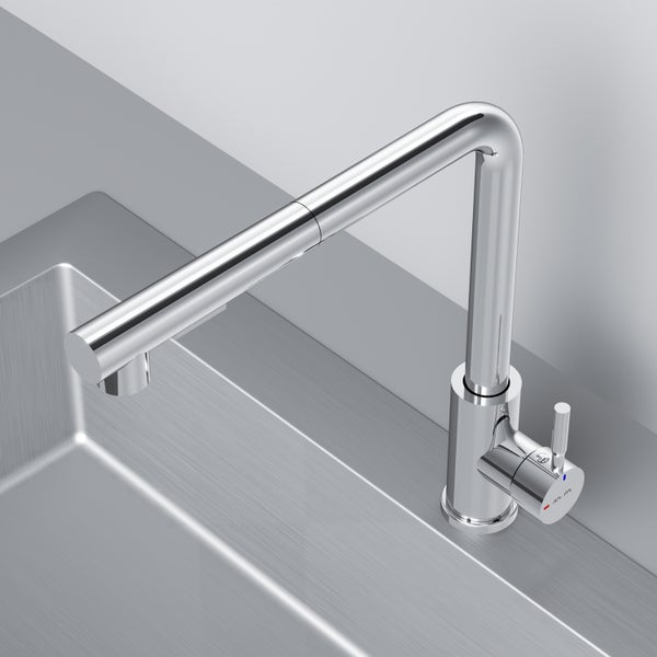 AM.PM Einhebel-Küchenarmatur mit L-Auslauf in Chrom-Optik auf einer Edelstahlspüle.