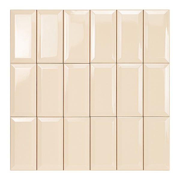 Beige glänzende Wandfliesen in Rechteckform in einer Anordnung von fünf mal drei Fliesen.