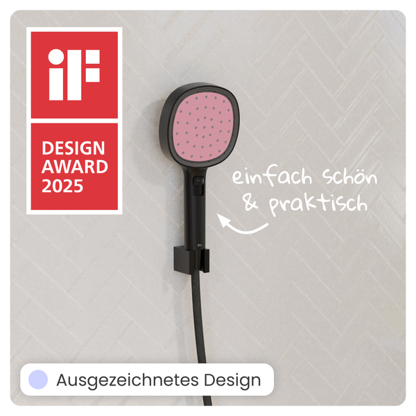 Schwarze Handbrause mit rosa Strahlscheibe in einer Wandhalterung und iF Design Award 2025 Logo.