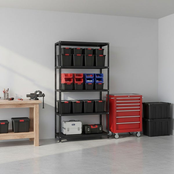 Helle Werkstatt mit schwarzem Metallregal, rotem Werkstattwagen und hölzerner Hobelbank mit Schraubstock sowie diversen Aufbewahrungsboxen.