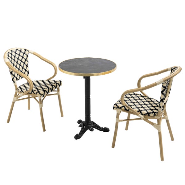 Bistro-Set mit rundem Tisch und zwei Stühlen. Tisch mit dunkler Platte und Goldrand. Stühle in Bambus-Optik mit schwarz-weißem Geflecht.
