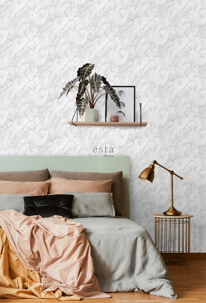 Schlafzimmer mit Bett, Nachttisch und Tapete in Marmoroptik