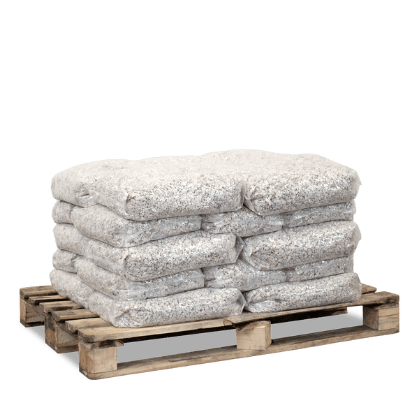 Mehrere Säcke mit weißem Zierkies auf einer Holzpalette für den Garten und Landschaftsbau.