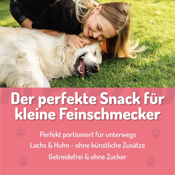 Frau kuschelt mit Golden Retriever im Gras. Text: Der perfekte Snack für kleine Feinschmecker. Perfekt portioniert für unterwegs. Lachs und Huhn – ohne künstliche Zusätze. Getreidefrei und ohne Zucker.