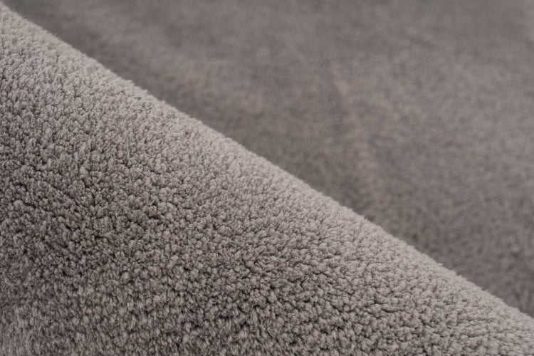 Strukturaufnahme eines flauschigen Teppichs mit dichter Floroberfläche