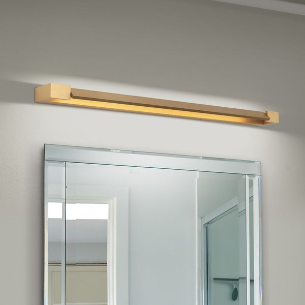 Moderne LED Spiegelleuchte in länglicher Form über einem Wandspiegel montiert für eine indirekte Beleuchtung im Badezimmer