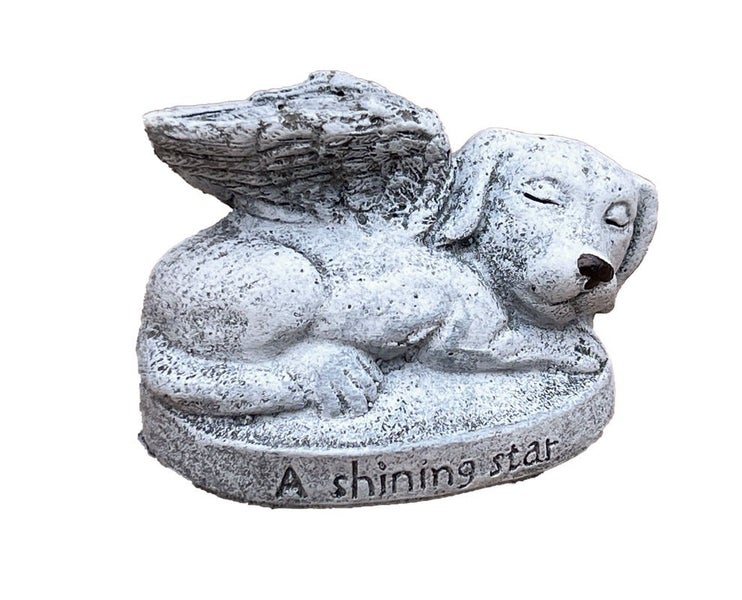 Grabfigur Hund mit Engelsflügeln und Inschrift A shining star aus Steinoptik für den Garten.