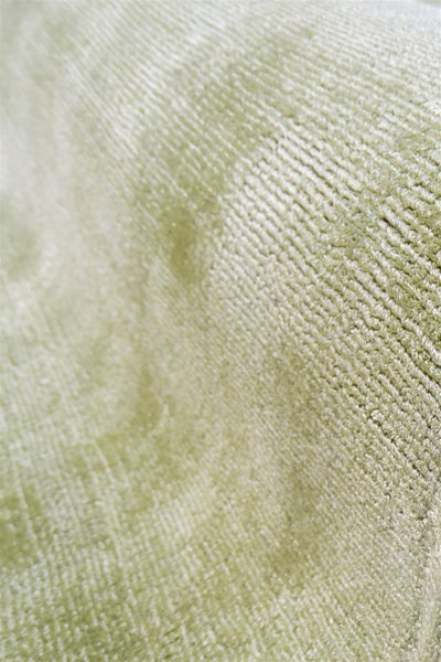 Nahaufnahme einer weichen, gerippten Stoffstruktur in Hellgrün für Heimtextilien oder Polsterungen.