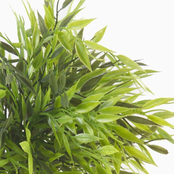 Künstliche Agave mit grün-gelb panaschierten Blättern in einem schwarzen Topf.