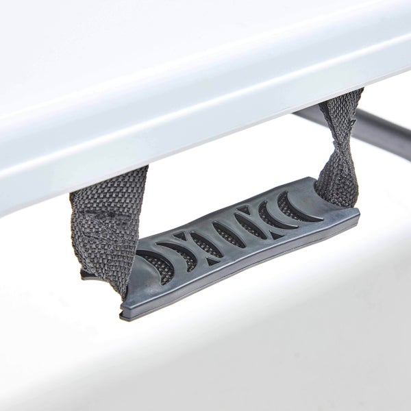 Geschlossener Ampelschirm mit grauem Stoff und dunklem Metallgestell auf einem Kreuzfuß.